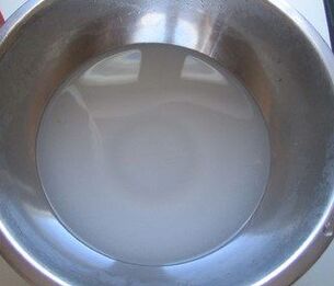 The soda was divorced in a pot of water